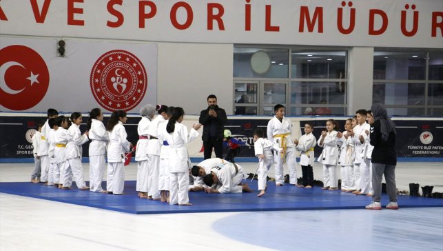 Erzurum'da kış spor okullarının açılışı yapıldı