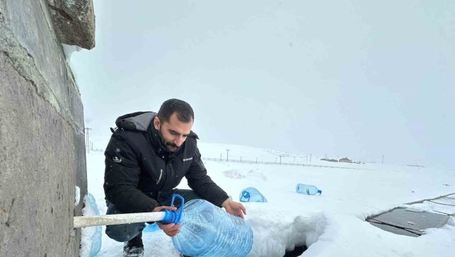 Erzurum'da su hatları dondu, vatandaşlar çeşmelerden bidonlarla su taşıdı
