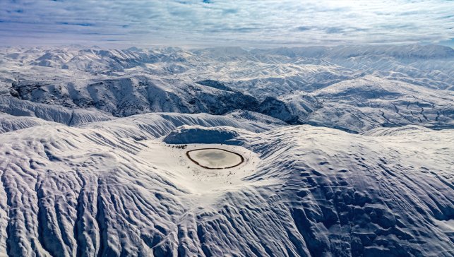 Erzincan'da beyaz örtüyle kaplanan Polat Gölü havadan görüntülendi