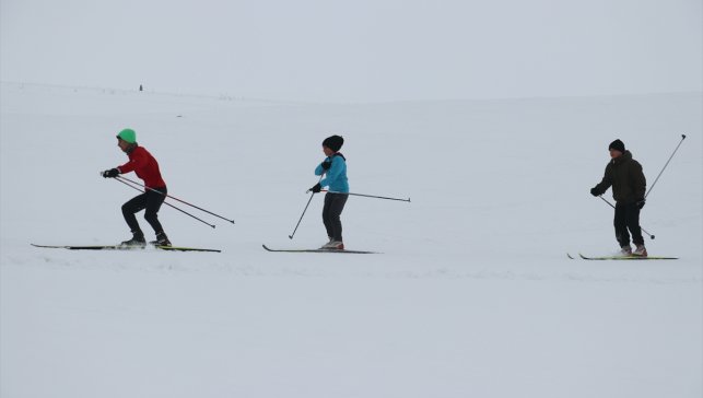 Kayaklı koşu sporcuları karlı dağlarda müsabakalara hazırlanıyor