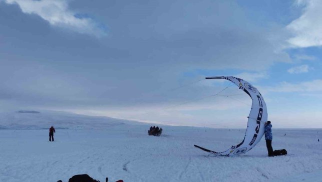 Çıldır Gölü'nde paraşütle uçma heyecanı yaşandı