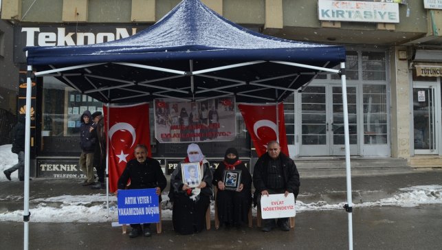 Muş'ta evlatlarına kavuşmak isteyen aileler, DEM Parti önündeki eylemlerini sürdürdü