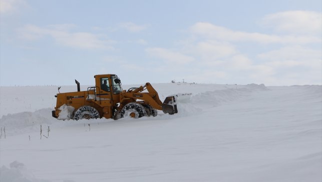 Bingöl'ün Karlıova ilçesinde kardan kapanan köy ve mezra yollarının tamamı ulaşıma açıldı