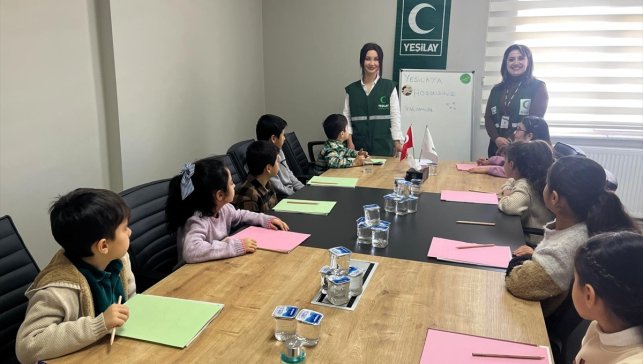 Bitlis Yeşilay Şubesi çocuklar için İngilizce kampı başlattı