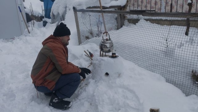 Malatya'da kardan soba yapan esnaf çay demledi