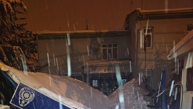 Malatya'da karın ağırlığıyla istasyon amirliğinin surdurması çöktü