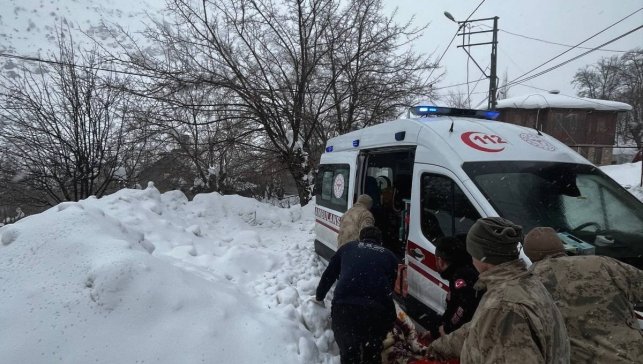 Kar ve tipiden yolu kapanan köydeki hasta kadın hastaneye ulaştırıldı