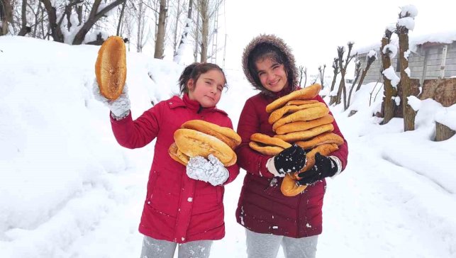 İki kardeşten yaban hayvanlarına şefkat eli