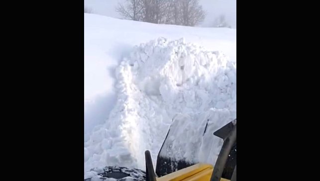 Malatya'da 1 buçuk metre karla mücadele kameralara yansıdı