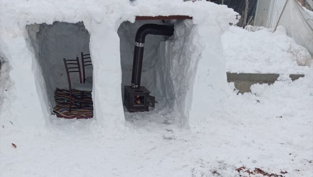 Malatya'da bir baba, çocukları için kardan ev yaptı
