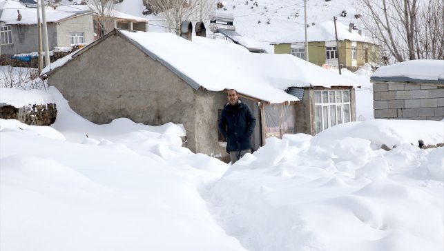 Süphan Dağı eteğindeki karla kaplı köylerde kış şartları yaşamı zorlaştırıyor
