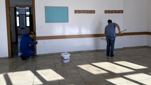 Öğrenciler yarıyıl tatilindeyken Ardahan'da idareciler okulun bakım onarımını yaptı