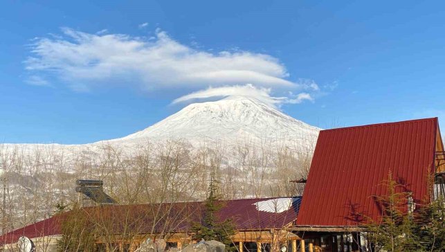 Ağrı Dağı'nın zirvesinde oluşan mercek bulutu hayran bıraktı