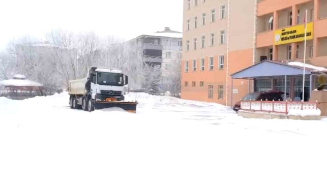 Ağrı'da okullar ikinci dönem öncesi kar temizleme çalışmalarıyla hazırlandı