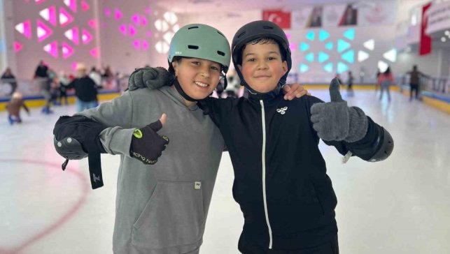 Buz pateni pisti yarıyıl tatilinde çocukların uğrak noktası oldu