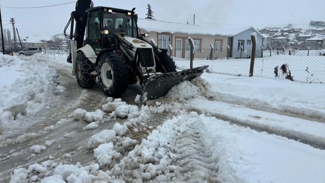 Doğanşehir'de karla mücadele çalışmaları devam ediyor