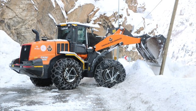 Hakkari-Van kara yolunda düşen çığlar temizlendi