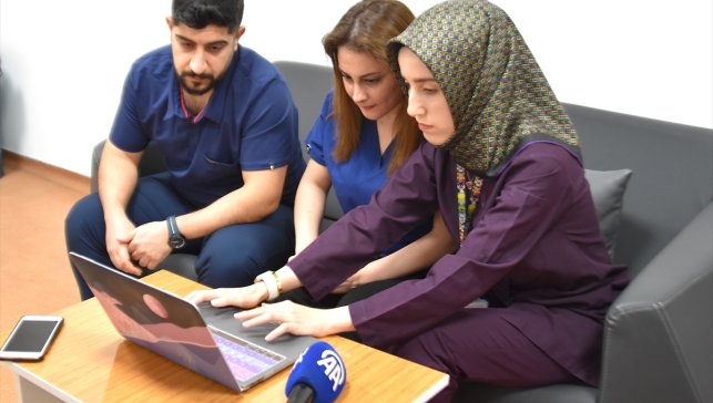 Bitlis Devlet Hastanesi'nde görevli hemşireler AA'nın Yılın Kareleri oylamasına katıldı