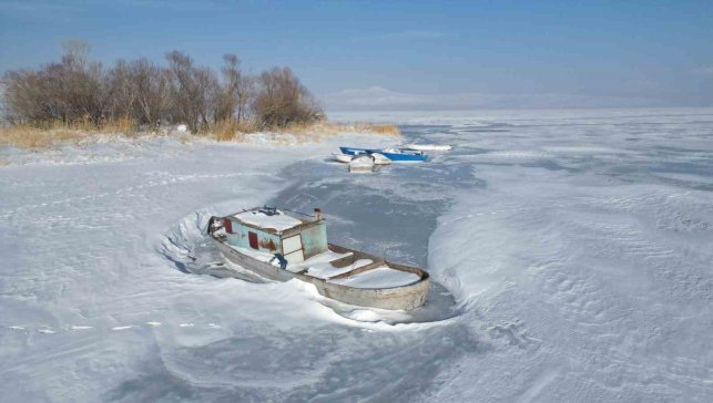 Bitlis'te tüm göller buz tuttu