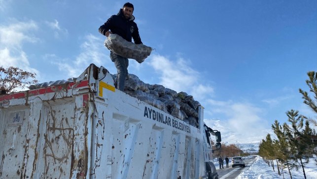Sofralara destek oldu: Aydınlar Belediyesi ihtiyaç sahiplerine patates dağıttı