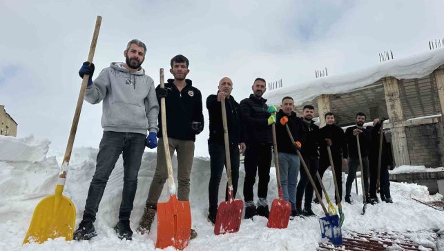 Yüksekova'da 20 kişilik ekibin çatıda kar temizleme mesaisi