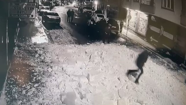 Çatıdan kar kütleleri düştü: Bir şahıs koşarak saniyeler içerisinde kurtuldu