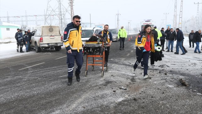 Kars'ta iki aracın çarpıştığı kazada 6 kişi yaralandı 