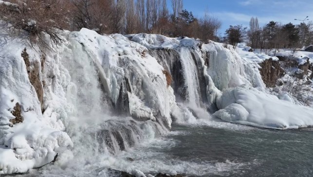 Muradiye Şelalesi beyaz gelinliğini giydi