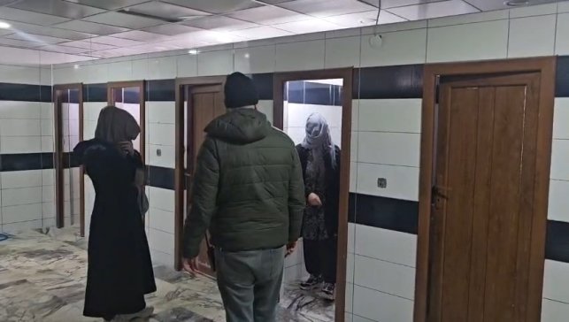 Zabıtadan kaçan dilenciler cami tuvaletinde yakalandı