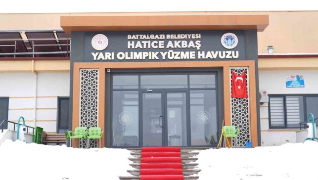 Göztepe Hatice Akbaş Yarı Olimpik Yüzme Havuzu'nda yeni dönem eğitimleri