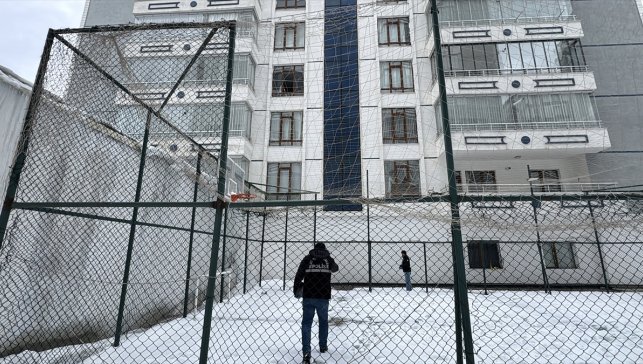Erzurum'da cam silerken 3. kattan düşen kadın öldü