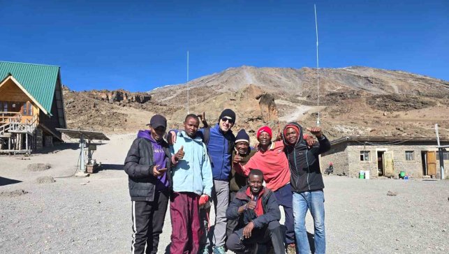 Hakkarili eğitimci Kilimanjaro'ya tırmandı