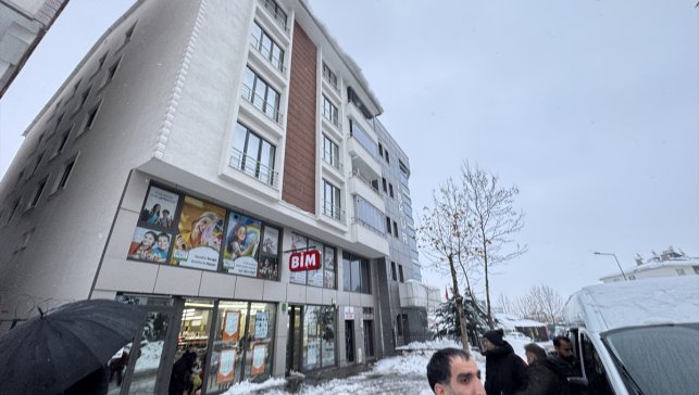 Bingöl'de üzerine buzla karışık kar kütlesi düşen kadın hayatını kaybetti