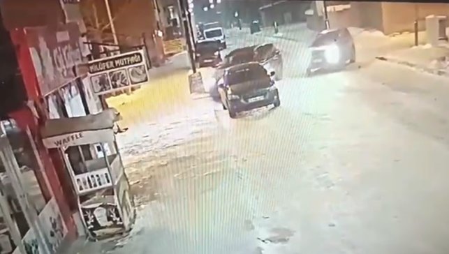 Ardahan'da otomobil iş yerine daldı