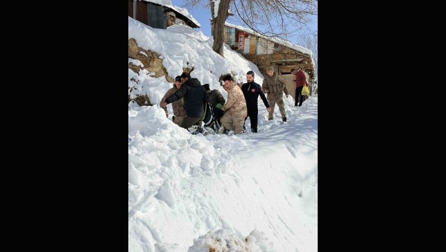 Bingöl'de ekipler karbonmonoksit gazından zehirlenen şahıs için seferber oldu