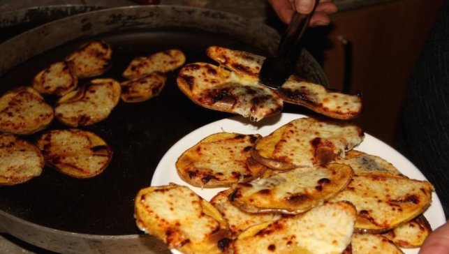 Erzincan'da soğuk kış gecelerinin sıcak lezzeti kaşarlı patates