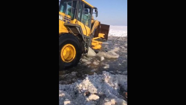 İçme suyu yolunu açarken kara saplanan loder vinç yardımıyla kurtarıldı