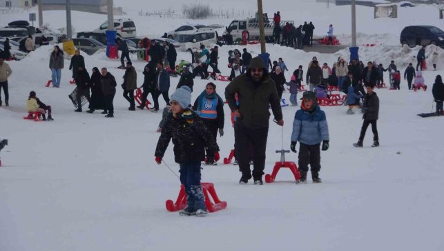 Vanlı çocuklar, yarıyıl tatilinin son günlerini kayak merkezinde geçirdi