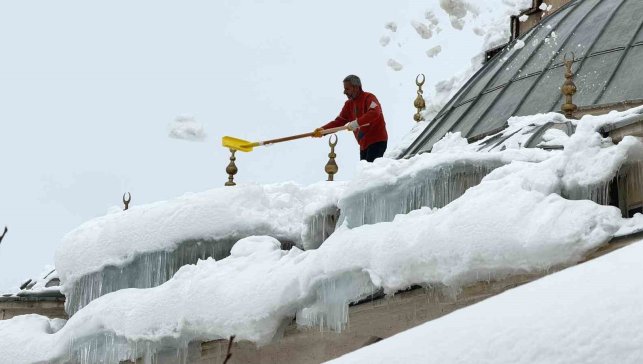 Hakkari'de tehlike saçan caminin çatısı kardan temizlendi