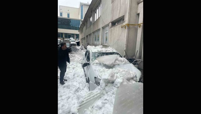 Tatvan'da çatıdan düşen kar otomobili kullanılamaz hale getirdi