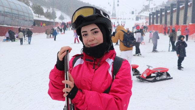 Palandöken Kayak Merkezi'nde hafta sonu yoğunluğu yaşanıyor