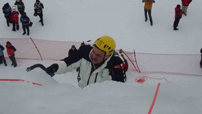 Vali Çiftçi, yapay buz duvarına tırmandı