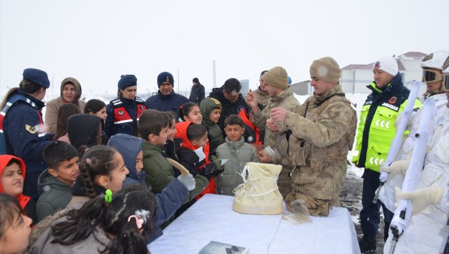 Muş'ta jandarmadan çocuklar için kış etkinliği