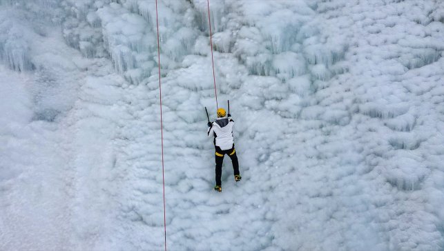 Erzurum Valisi Çiftçi, Palandöken'deki buz duvarında heyecan ve adrenalini bir arada yaşadı
