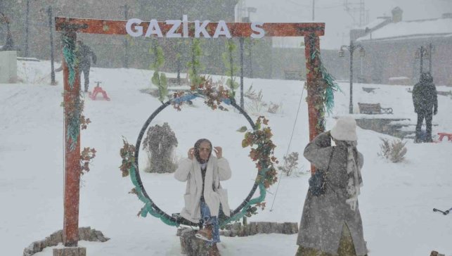 Kars'ta kar yağışı eğlenceye dönüştü