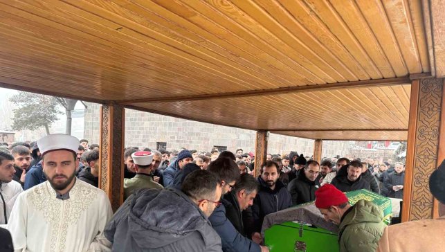 Cam silerken 3. kattan düşen öğretmen son yolculuğuna dualarla uğurlandı