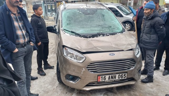 Malazgirt'te çatıdan düşen kar kütlesi park halindeki araçta hasara yol açtı