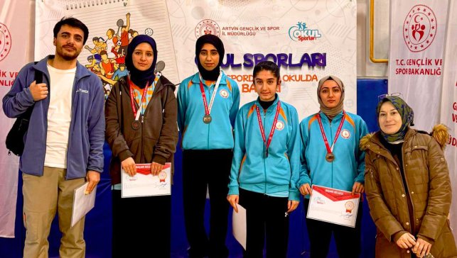 Ağrılı raketlerden Artvin'de büyük başarı: Zonguldak bileti cebimizde!