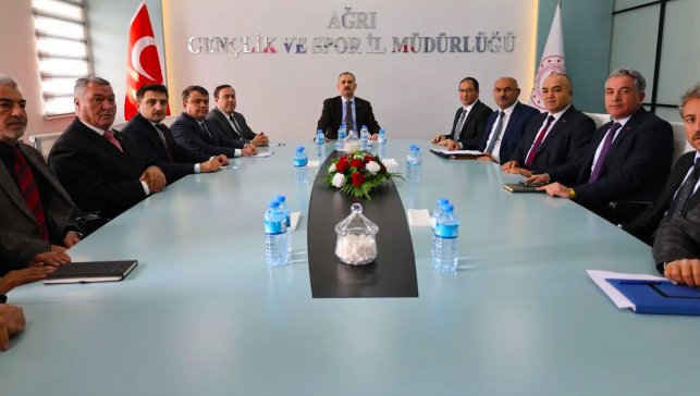 Ağrı’nın spor geleceği masaya yatırıldı: Gençleri sevindirecek yeni tesis hamlesi geliyor!