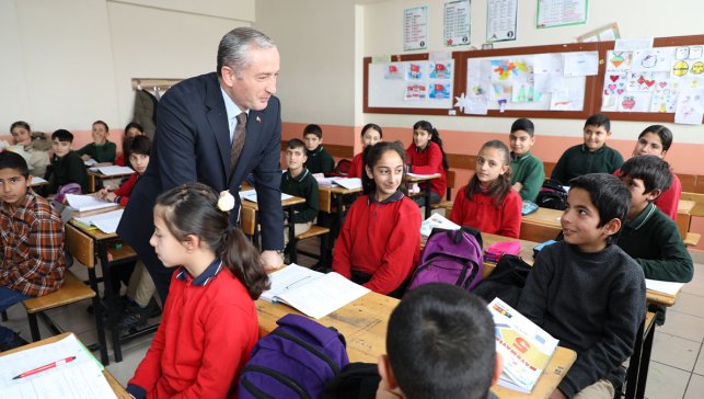 Sınıflara indi, notlar aldı: Ağrı İl Milli Eğitim Müdürü Kökrek Eleşkirt’te eğitimi masaya yatırdı